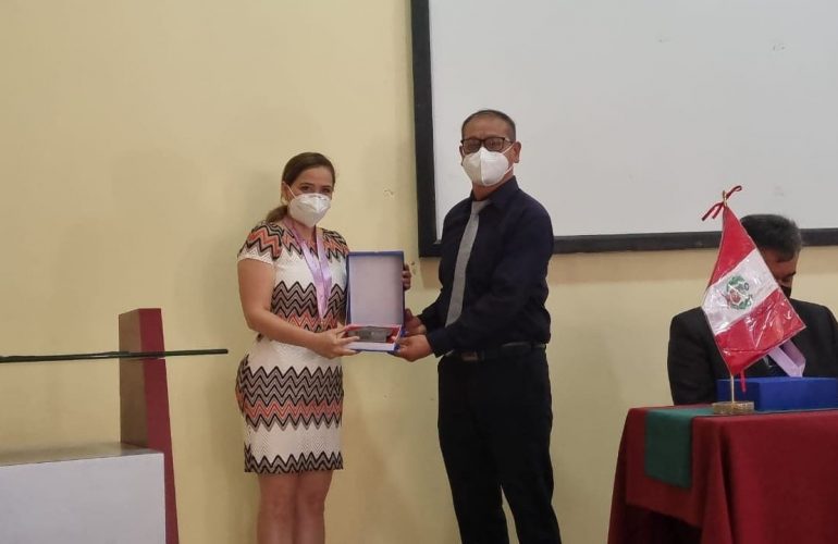 Dr. Eusebio Yactayo Cama, Coordinador de la Sede Cañete, entrega reconocimiento a la Decana, Dra. Mónica Aguilar Valle.
